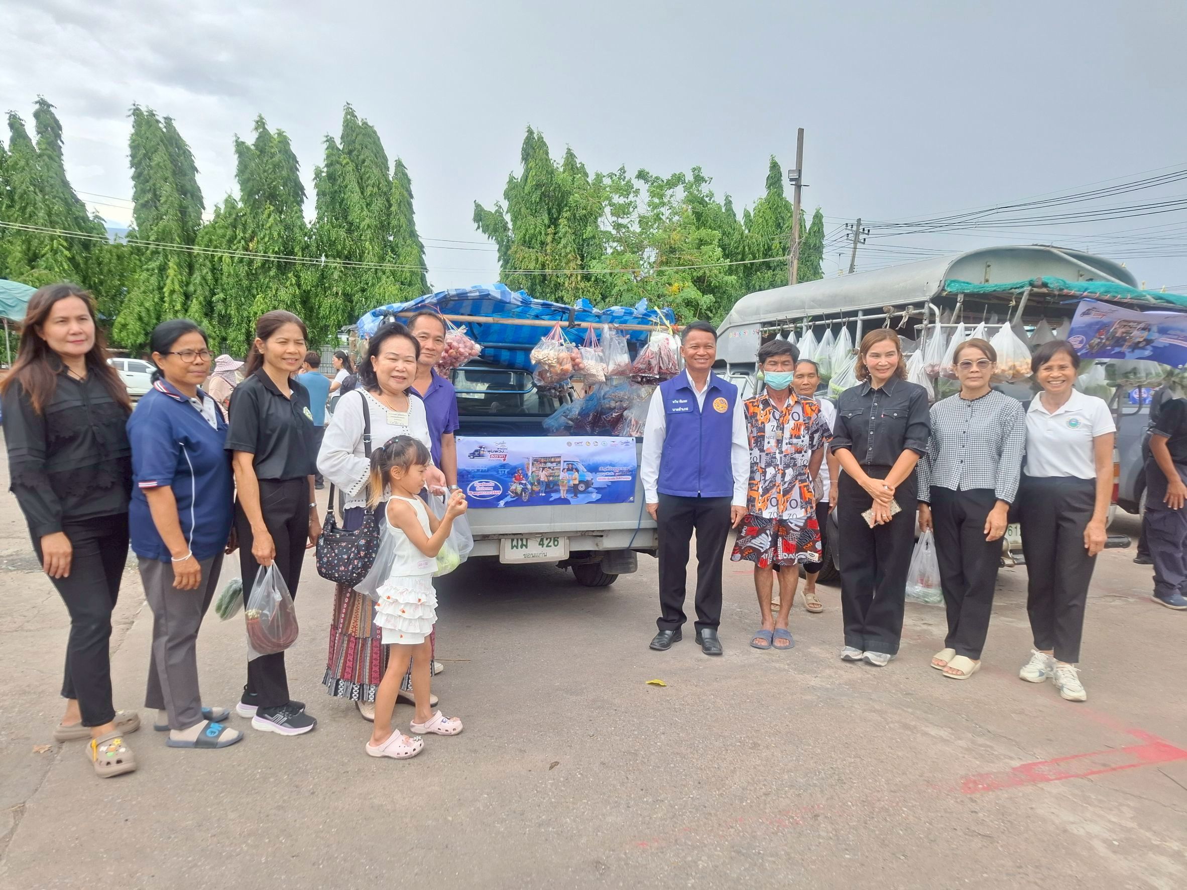 พช.หนองเรือ : ร่วมดำเนินการ การจำหน่ายสินค้า ช้อปสินค้าราคาประหยัด และของดีจากชุมชน ตามโครงการ "ไทยช่วยไทย" ลดภาระค่าครองชีพ