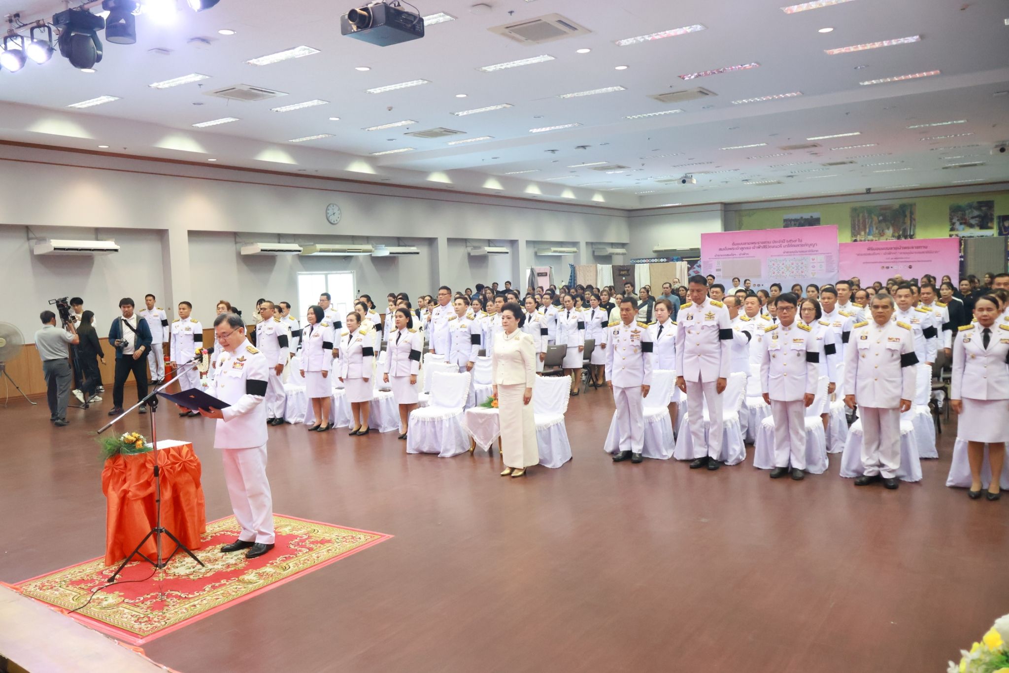  พช.หนองเรือ : ร่วมพิธีมอบลายผ้าพระราชทาน “ลายขอสมเด็จฯ - เจ้าฟ้าฯ” และ “ลายบุปผาบรมราชินีนาถ” สืบสานภูมิปัญญาผ้าไทยสู่สากล