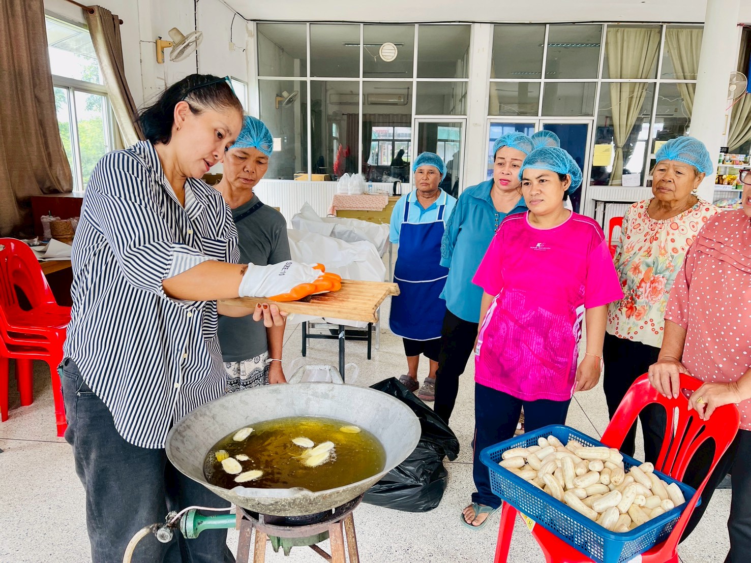พช.หนองเรือ : ดำเนินโครงการฝึกอบรมอาชีพครัวเรือนยากจน ตามหลักปรัชญาของเศรษฐกิจพอเพียง (แปรรูปผลิตภัณฑ์จากกล้วย)🛶