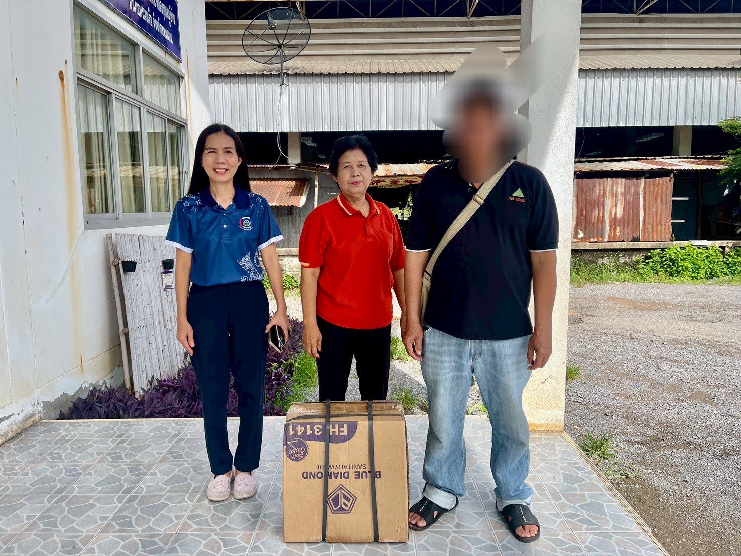 พช.หนองเรือ : ลงพื้นที่มอบโถสุขภัณฑ์ ยกระดับคุณภาพชีวิตครัวเรือนเป้าหมาย TPMAP มิติด้านความเป็นอยู่ ในพื้นที่ 2 ตำบล ของอำเภอหนองเรือ  จังหวัดขอนแก่น