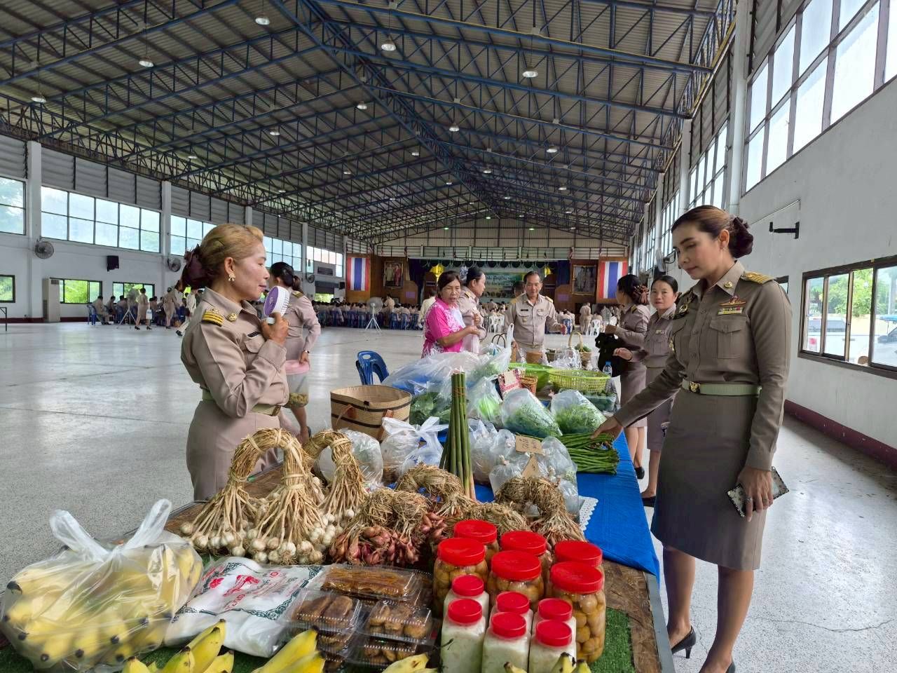 พช.หนองเรือ : ร่วมกิจกรรมจำหน่ายสินค้าตามโครงการ "ไทยช่วยไทย ลดภาระ ลดค่าครองชีพ"