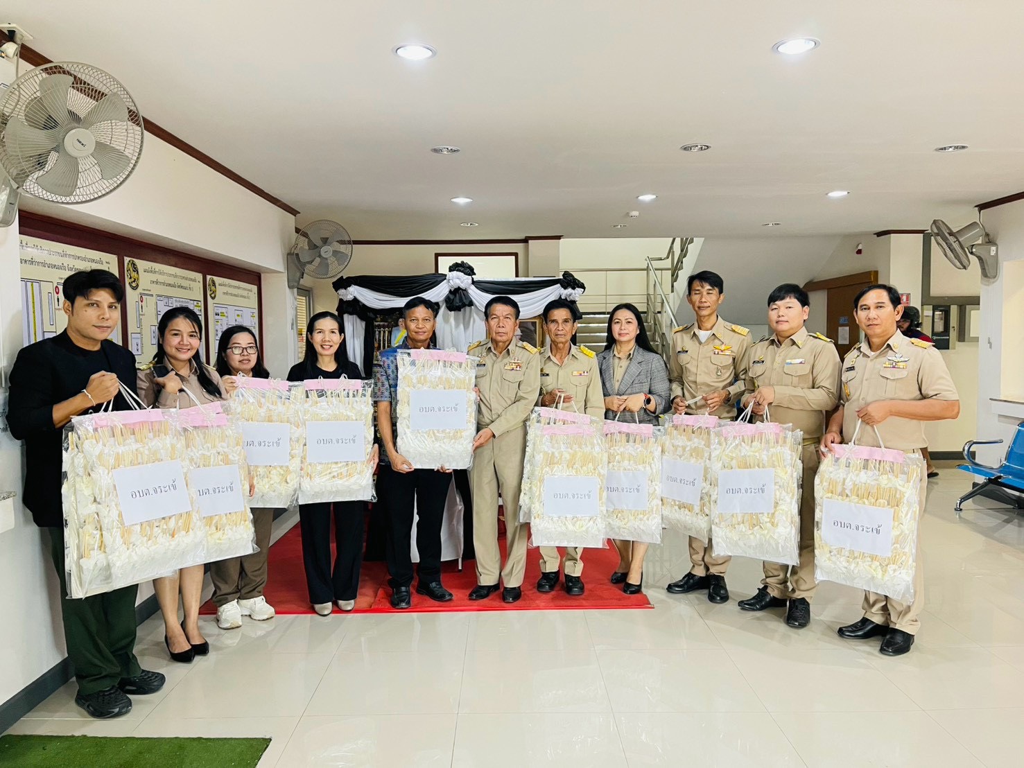 ▶️อำเภอหนองเรือ : เตรียมความพร้อมการประดิษฐ์ดอกไม้จันทน์พระราชทาน เนื่องในพระราชพิธีถวายพระเพลิงพระบรมศพ สมเด็จพระนางเจ้าสิริกิติ์ พระบรมราชินีนาถ พระบรมราชชนนีพันปีหลวง โดยยอดรวม ณ วันที่ 1 ตุลาคม 2569 มีจำนวน 43,890 ดอก คิดเป็นร้อยละ 95% 